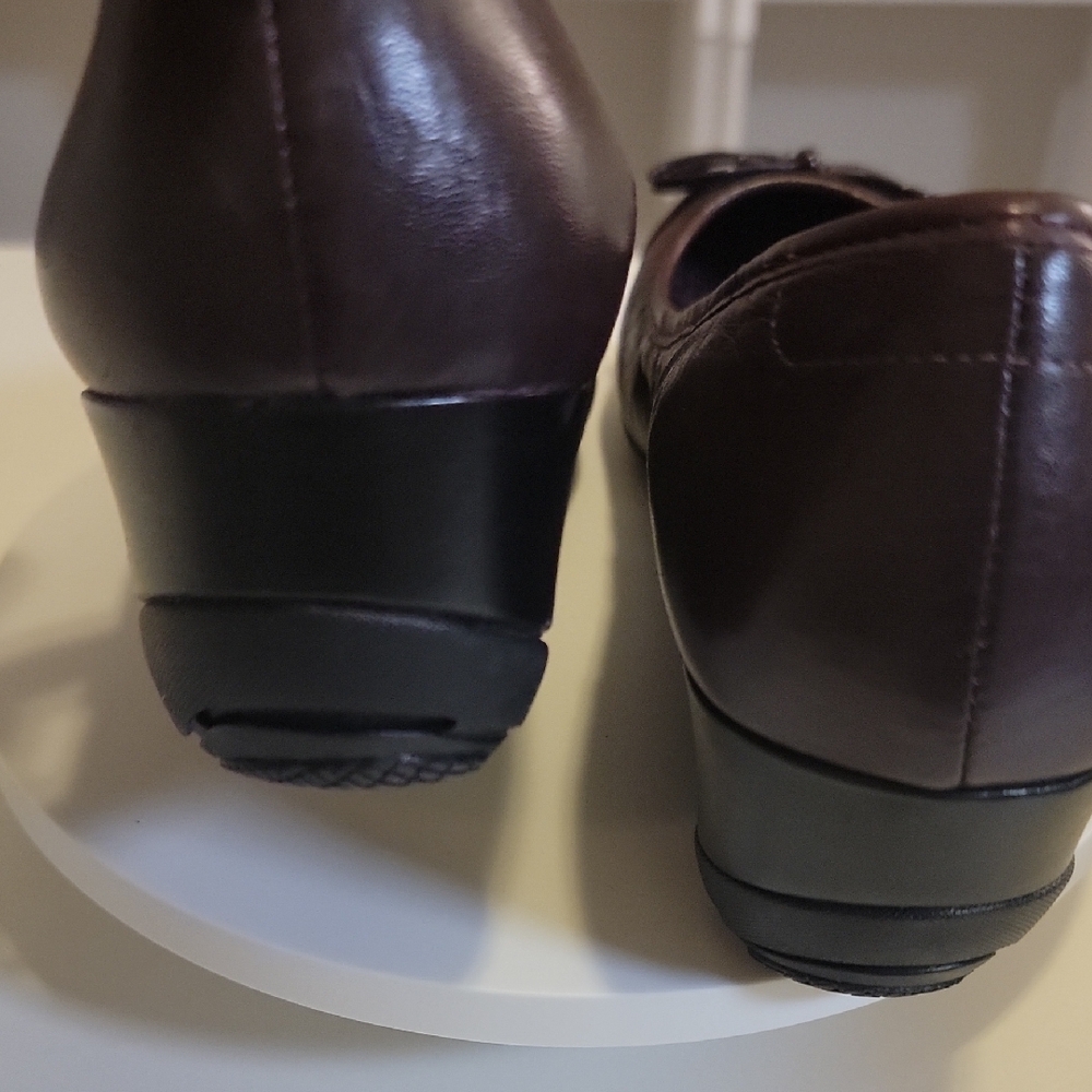 Rockport Women's Dark Brown Heels with Bow Accent - Picture 4 of 5